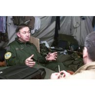 Le général François Beck, commandant la FAP (force aérienne de projection), assiste à un point de situation dans une tente du camp de Mazar e Charif.