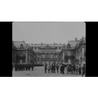 [Soldats Siamois à Versailles. Vues aériennes du château de Versailles.]