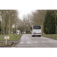 Des stagiaires du 1er régiment de chasseurs parachutistes (1er RCP) quittent l'école des troupes aéroportées (ETAP) de Pau à bord d'un autocar.