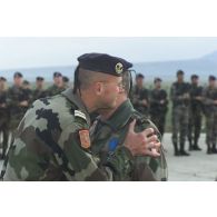 Le lieutenant-colonel Francis Bordachar, chef du détachement du 21e RIMa (régiment d'infanterie de marine) décore l'aumônier de l'ordre national du mérite.