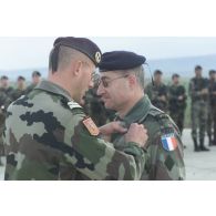 Le lieutenant-colonel Francis Bordachar, chef du détachement du 21e RIMa (régiment d'infanterie de marine) décore l'aumônier de l'ordre national du mérite.