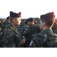 Convivialité du pot de Noël du lieutenant-colonel, chef du détachement français, à Mazar e Charif.