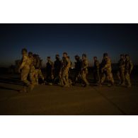 Rassemblement de soldats irakiens sur le camp de Bagdad (Irak).