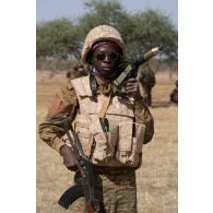 Un soldat burkinabè patrouille dans la région de Tofagala, au Burkina Faso.