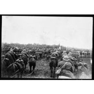 Plan général des troupes polonaises alignées lors de la cérémonie militaire, les soldats sont photographiés de dos