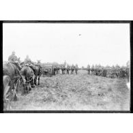 Plan général des troupes polonaises alignées lors de la cérémonie militaire, les soldats sont photographiés de dos