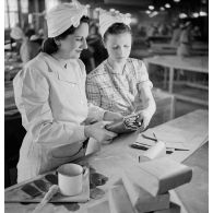 Dans un atelier du Bon Marché des ouvrières confectionnent des vêtements contre les gaz de combat.