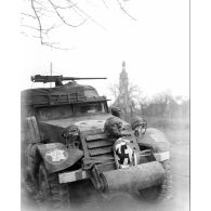 Village de Valff (Bas-Rhin) : un half-track de la 2e DB arbore plusieurs trophées de guerre.