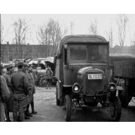 [Compilation : transport militaires en camions.]