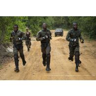 es gendarmes ivoiriens participent à une course sous la supervision d'un instructeur du 13e bataillon de chasseurs alpins (BCA) à Abidjan, en Côte d'Ivoire.