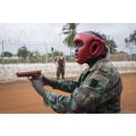 Un gendarme ivoirien joue le rôle d'un personnel dangereux et armé sous la supervision d'un instructeur du 13e bataillon de chasseurs alpins (BCA) à Abidjan, en Côte d'Ivoire.