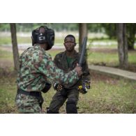 Des gendarmes ivoiriens s'entraînent au combat rapproché à Abidjan, en Côte d'Ivoire.