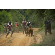 Des gendarmes ivoiriens s'entraînent au combat rapproché sous la supervision d'instructeurs du 13e bataillon de chasseurs alpins (BCA) à Abidjan, en Côte d'Ivoire.