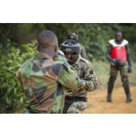 Des gendarmes ivoiriens s'entraînent au combat rapproché sous la supervision d'instructeurs du 13e bataillon de chasseurs alpins (BCA) à Abidjan, en Côte d'Ivoire.