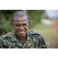 Un gendarme ivoirien participe à une formation à Abidjan, en Côte d'Ivoire.