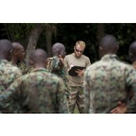 Un instructeur du 13e bataillon de chasseurs alpins (BCA) encadre une formation auprès de gendarmes ivoiriens à Abidjan, en Côte d'Ivoire.