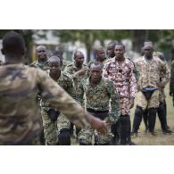 Des gendarmes ivoiriens s'entraînent aux techniques de combat rapproché à Abidjan, en Côte d'Ivoire.