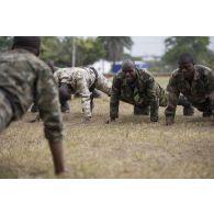 Des gendarmes ivoiriens s'entraînent aux techniques de combat rapproché à Abidjan, en Côte d'Ivoire.