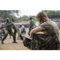 Un instructeur du 13e bataillon de chasseurs alpins (BCA) encadre une formation auprès de gendarmes ivoiriens à Abidjan, en Côte d'Ivoire.