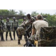 Des gendarmes ivoiriens s'entrainent aux techniques de combat rapproché sous la supervision d'un instructeur du 13e bataillon de chasseurs alpins (BCA) à Abidjan, en Côte d'Ivoire.