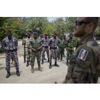 Un instructeur du 13e bataillon de chasseurs alpins (BCA) encadre des gendarmes ivoiriens pour leur remise de diplôme à l'issue d'une formation à Abidjan, en Côte d'Ivoire.