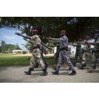 Des gendarmes ivoiriens se mettent en place pour leur remise de diplôme à l'issue d'une formation à Abidjan, en Côte d'Ivoire.