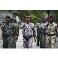 Des gendarmes ivoiriens se mettent en place pour leur remise de diplôme à l'issue d'une formation à Abidjan, en Côte d'Ivoire.