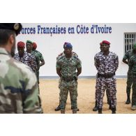 Un instructeur du 13e bataillon de chasseurs alpins (BCA) encadre des gendarmes ivoiriens pour leur remise de diplôme à l'issue d'une formation à Abidjan, en Côte d'Ivoire.