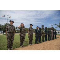 Les colonels Ghislain Lancrenon du 13e bataillon de chasseurs alpins (BCA) et Jean-Luc Kuntz du 17e régiment du génie parachutiste (RGP) assistent à une remise de diplômes à l'issue d'une formation à Abidjan, en Côte d'Ivoire.