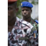 Portrait d'un gendarme ivoirien à Abidjan, en Côte d'Ivoire.