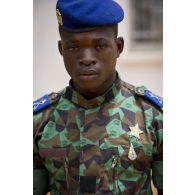 Portrait d'un gendarme ivoirien à Abidjan, en Côte d'Ivoire.