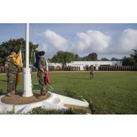 Des gardes au drapeau du 13e bataillon de chasseurs alpins (BCA) se tiennent prêts à monter les couleurs pour une cérémonie à Abidjan, en Côte d'Ivoire.