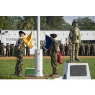 Des gardes au drapeau du 13e bataillon de chasseurs alpins (BCA) se tiennent prêts à monter les couleurs pour une cérémonie à Abidjan, en Côte d'Ivoire.