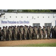 Rassemblement des chasseurs du 13e bataillon de chasseur alpins (BCA) et des légionnaires du 2e régiment étranger de parachutistes (REP) pour une cérémonie à Abidjan, en Côte d'Ivoire.