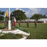 Le général Hervé Bertrand salue le lever des couleurs aux côtés des colonels Jean-Luc Kuntz du 17e régiment du génie parachutiste (RGP) et Ghislain Lancrenon du 13e bataillon de chasseurs alpins (BCA) pour une cérémonie à Abidjan, en Côte d'Ivoire.