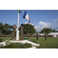 Le général Hervé Bertrand salue le lever des couleurs aux côtés des colonels Jean-Luc Kuntz du 17e régiment du génie parachutiste (RGP) et Ghislain Lancrenon du 13e bataillon de chasseurs alpins (BCA) pour une cérémonie à Abidjan, en Côte d'Ivoire.