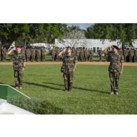 Le général Hervé Bertrand salue le lever des couleurs aux côtés des colonels Jean-Luc Kuntz du 17e régiment du génie parachutiste (RGP) et Ghislain Lancrenon du 13e bataillon de chasseurs alpins (BCA) pour une cérémonie à Abidjan, en Côte d'Ivoire.