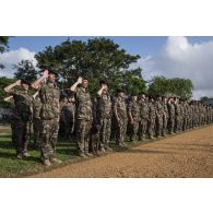 Les chasseurs du 13e bataillon de chasseurs alpins (BCA) saluent le lever des couleurs pour une cérémonie à Abidjan, en Côte d'Ivoire.