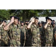 Des officiers des forces françaises en Côte d'Ivoire (FFCI) saluent le lever des couleurs pour une cérémonie à Abidjan, en Côte d'Ivoire.