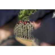 Rassemblement des soldats du 17e régiment du génie parachutiste (RGP) et du 13e bataillon de chasseurs alpins (BCA) pour une cérémonie à Abidjan, en Côte d'Ivoire.