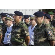 Rassemblement des médecins de l'équipe médicale des forces françaises en Côte d'Ivoire pour une cérémonie à Abidjan, en Côte d'Ivoire.