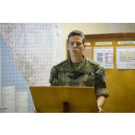 Un officier du 13e bataillon de chasseurs alpins (BCA) participe à un briefing au poste de commandement d'Abidjan, en Côte d'Ivoire.