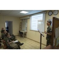 Le général Hervé Bertrand écoute un briefing aux côtés du colonel Jean-Luc Kuntz du 17e régiment du génie parachutiste (RGP) au poste de commandement d'Abidjan, en Côte d'Ivoire.