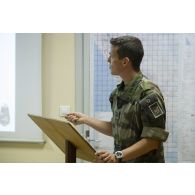 Un officier du 13e bataillon de chasseurs alpins (BCA) participe à un briefing au poste de commandement d'Abidjan, en Côte d'Ivoire.