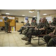 Le général Hervé Bertrand écoute un briefing aux côtés du colonel Jean-Luc Kuntz du 17e régiment du génie parachutiste (RGP) au poste de commandement d'Abidjan, en Côte d'Ivoire.