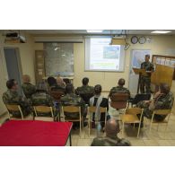 Le général Hervé Bertrand écoute un briefing aux côtés des colonels Jean-Luc Kuntz du 17e régiment du génie parachutiste (RGP) et Ghislain Lancrenon du 13e bataillon de chasseurs alpins (BCA) au poste de commandement d'Abidjan, en Côte d'Ivoire.