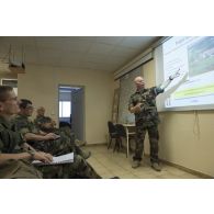 Le colonel Jean-Luc Kuntz du 17e régiment du génie parachutiste (RGP) dirige un briefing auprès du général Hervé Bertrand et du colonel Ghislain Lancrenon du 13e bataillon de chasseurs alpins (BCA) au poste de commandement d'Abidjan, en Côte d'Ivoire.