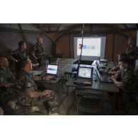 Un officier du 13e bataillon de chasseurs alpins (BCA) dirige un briefing à l'état-major des forces armées en Côte d'Ivoire (FFCI) à Abidjan.