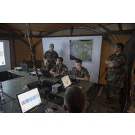 Un officier du 13e bataillon de chasseurs alpins (BCA) dirige un briefing auprès du général Hervé Bertrand à l'état-major des forces armées en Côte d'Ivoire (FFCI) à Abidjan.