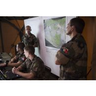 Un officier du 13e bataillon de chasseurs alpins (BCA) dirige un briefing auprès du général Hervé Bertrand à l'état-major des forces armées en Côte d'Ivoire (FFCI) à Abidjan.